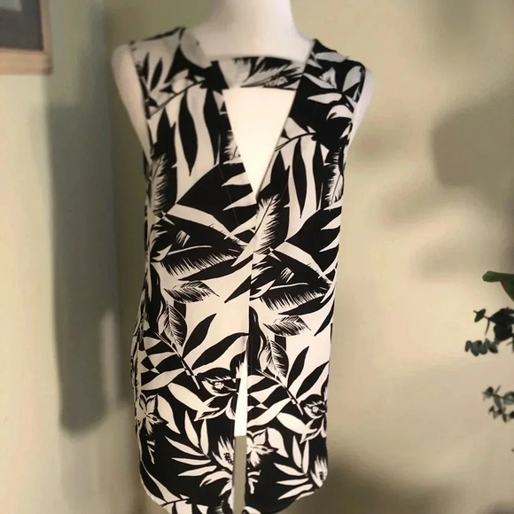 Express sleeveless blouse - Picture 3 of 3